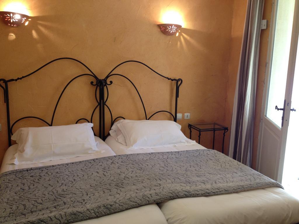 Hotel Lou Caleu Restaurant Le Rocher Des Abeilles Saint-Martin-de-Castillon Exterior photo