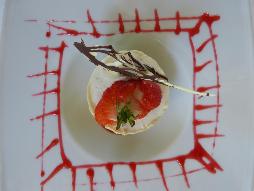 Hotel Lou Caleu Restaurant Le Rocher Des Abeilles Saint-Martin-de-Castillon Exterior photo